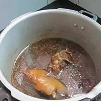 卤猪蹄的做法图解3