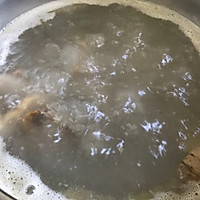 广式靓汤 清热下火 芥菜烧猪骨汤的做法图解5