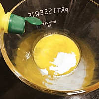 宝宝喜欢的蛋黄溶豆 简单好做的辅食零食 消耗蛋黄好方法的做法图解1