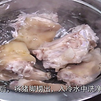 猪脚这样做卖相好,味道香,吃起来黏手黏嘴巴的做法图解3