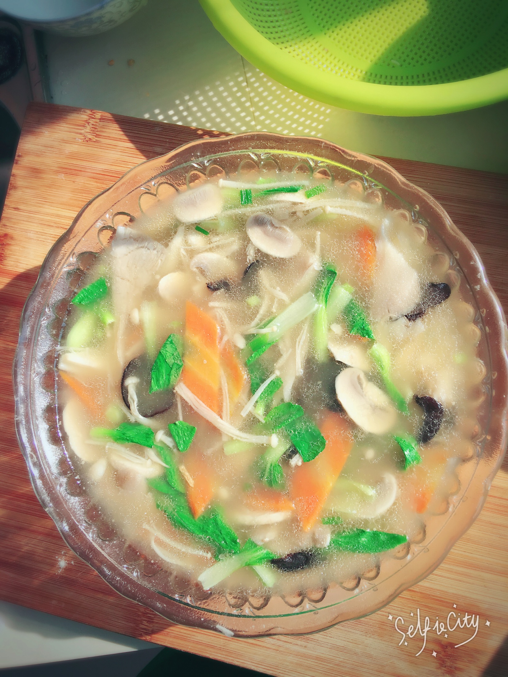 香菇玉米胡萝卜排骨汤怎么做_香菇玉米胡萝卜排骨汤的做法_西蘭_豆果美食