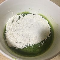 冬日里的一抹绿--菠菜蛋糕卷的做法图解5