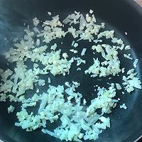 白汁蘑菇海鲜意面的做法图解3