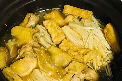 油果金针菇焖鸡