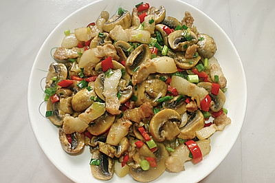 白蘑菇炒五花肉