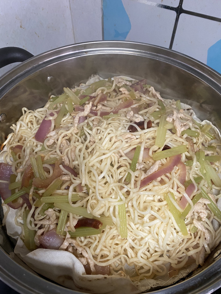 芹菜焖面的做法