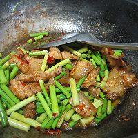 经典下饭菜——回锅肉炒蒜薹的做法图解5