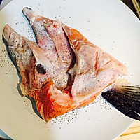 盐烤三文鱼头的做法图解1