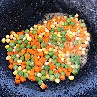 菠萝鲜虾炒饭的做法图解5