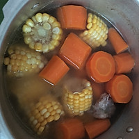 玉米胡萝卜排骨汤的做法图解5