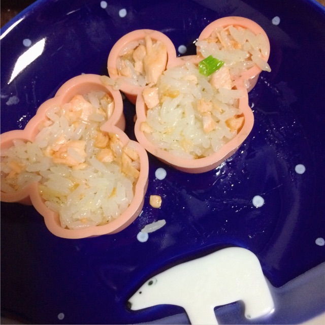三文鱼拌牛油果饭团的做法图解10