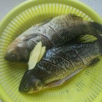 红烧鲫鱼的做法图解1