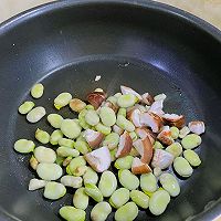 广式腊肠炒蚕豆的做法图解4