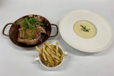 法式烤春鸡配芝士薯条和花椰菜浓汤
