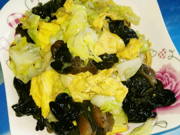 黑木耳鸡蛋炒卷心菜的做法