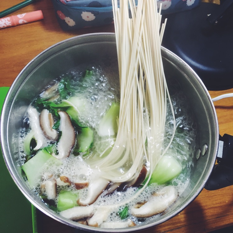 香菇青菜蛋面（宿舍简易版）的做法图解4