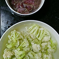 西兰花炒香肠的做法图解1