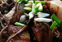 腊五花肉焖茶树菇的做法