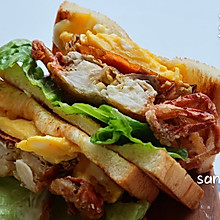 #我们约饭吧#这道软壳蟹滑蛋三明治，酥脆松软，太香了