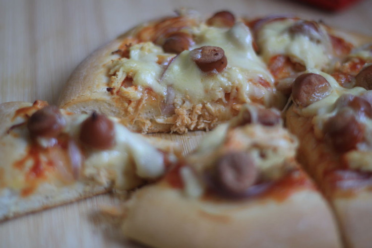 烤箱试用 香肠鸡肉双拼披萨的做法