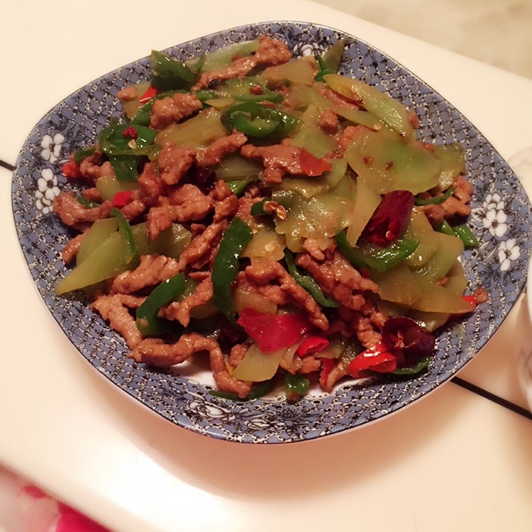 家常莴笋肉丝的做法图解1