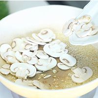 蒜香虾仁口蘑菠菜意面的做法图解12