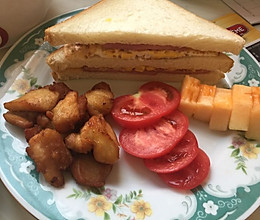 火腿蛋三明治配炸鸡+西红柿+哈密瓜的做法