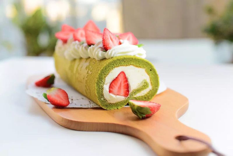 Yuzhi Matcha strawberry cake roll