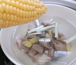 玉米排骨蒸汤的做法