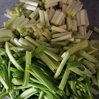 蒜苗虫草菇炒鸡蛋的做法图解1