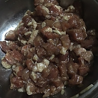 玉米豌豆胡萝卜炒肉丁的做法图解1