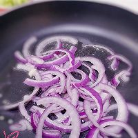 牛肉黄瓜炒面的做法图解2