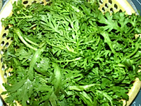 蛋清茼蒿淡菜汤#春季食材大比拼#的做法图解2