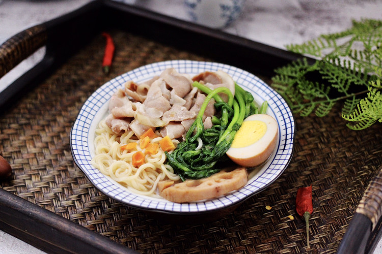 羊肉茼蒿方便面的做法