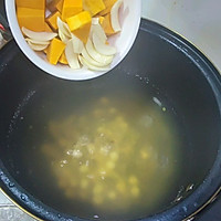 五行中“土气”很旺的粥：小米绿豆南瓜粥的做法图解3
