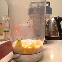 椰奶芒果汁的做法图解3