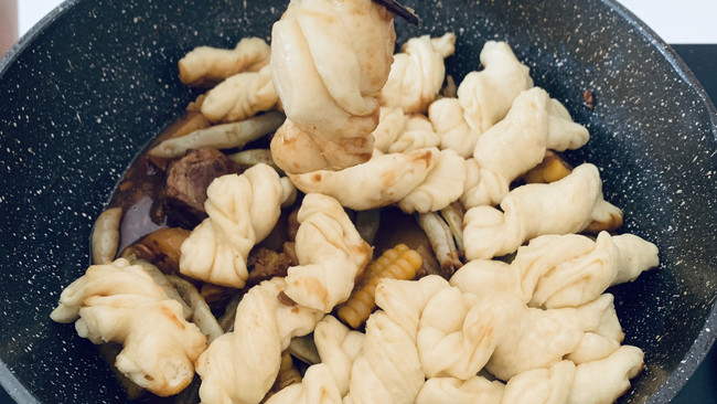土豆排骨焖花卷的做法