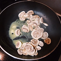 奶油蘑菇鸡翅汤的做法图解5