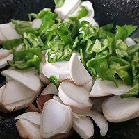 #夏日吃货嘉年华#下饭一绝| 青椒鸡腿菇炒肉片的做法图解10