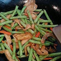 豇豆炒麸皮的做法图解5