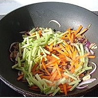 胡萝卜芹菜肉丝炒面的做法图解10
