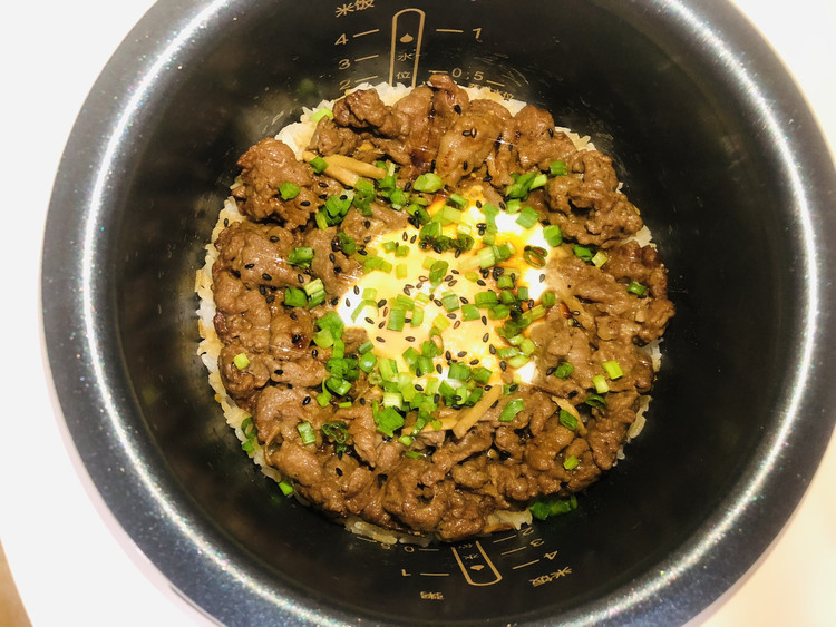 电饭煲⋅窝蛋牛肉饭的做法