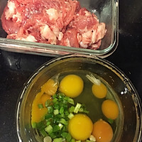 猪肉滑蛋饭的做法图解1