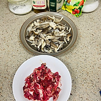 #i上冬日 吃在e起#肉片炒蘑菇的做法图解1