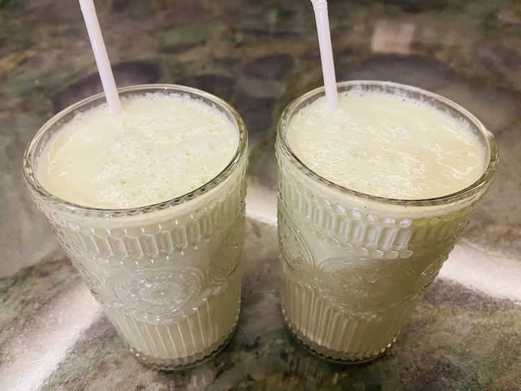 牛油果雪梨奶昔的做法