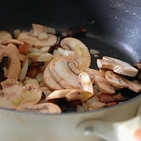 Kiri®奶油酥皮蘑菇汤的做法图解3