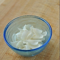 百合虾仁烩蚕豆米的做法图解3