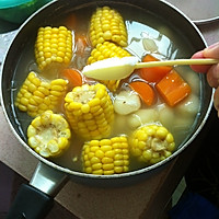 玉米胡萝卜马蹄猪骨汤的做法图解12