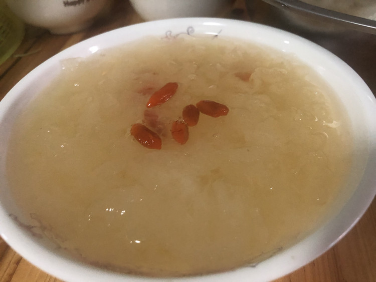 简单易做的～银耳羹的做法