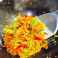 简简单单下饭菜～辣椒炒虾米的做法图解5